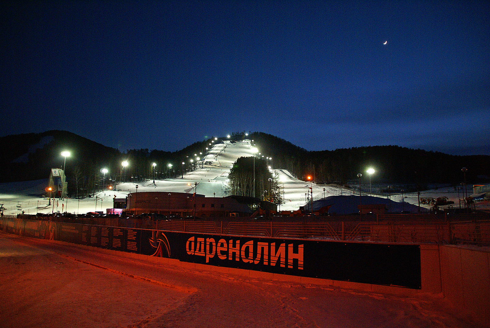 Парк спорта и отдыха Бобровый лог в вечернее время – фотографии России