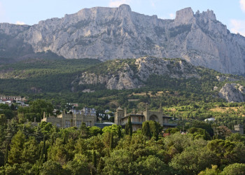 Вид на Ай-Петри с побережья – фотографии России