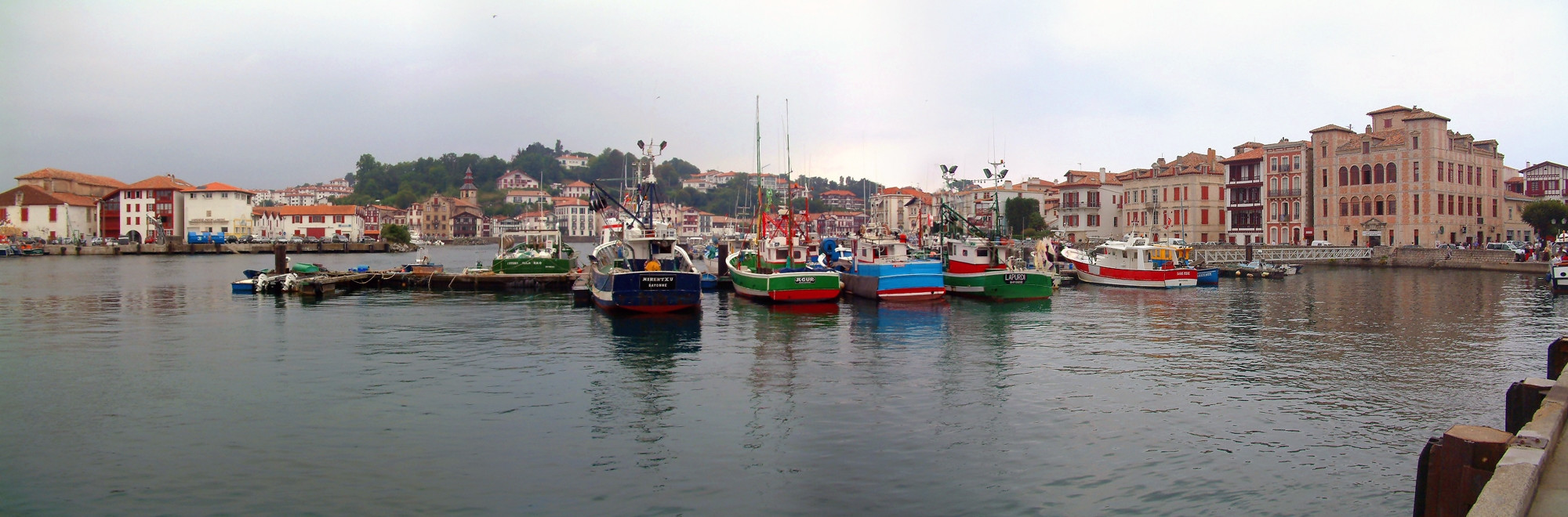 Бухта в Сен-Жан-де-Люз, Франция – фотографии Франции