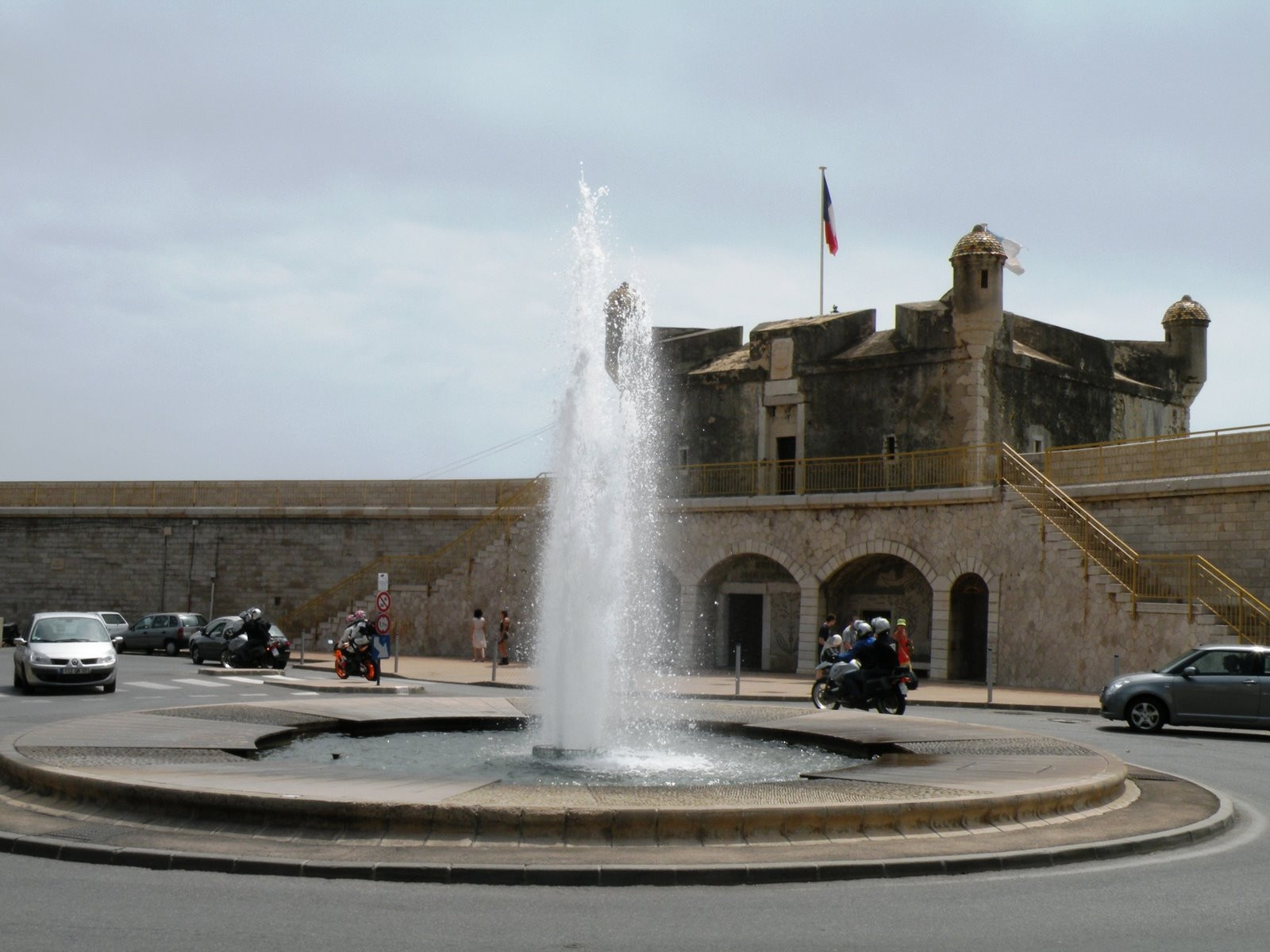 Фонтан в Ментоне, Франция – фотографии Франции