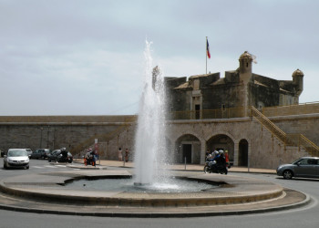 Фонтан в Ментоне, Франция – фотографии Франции