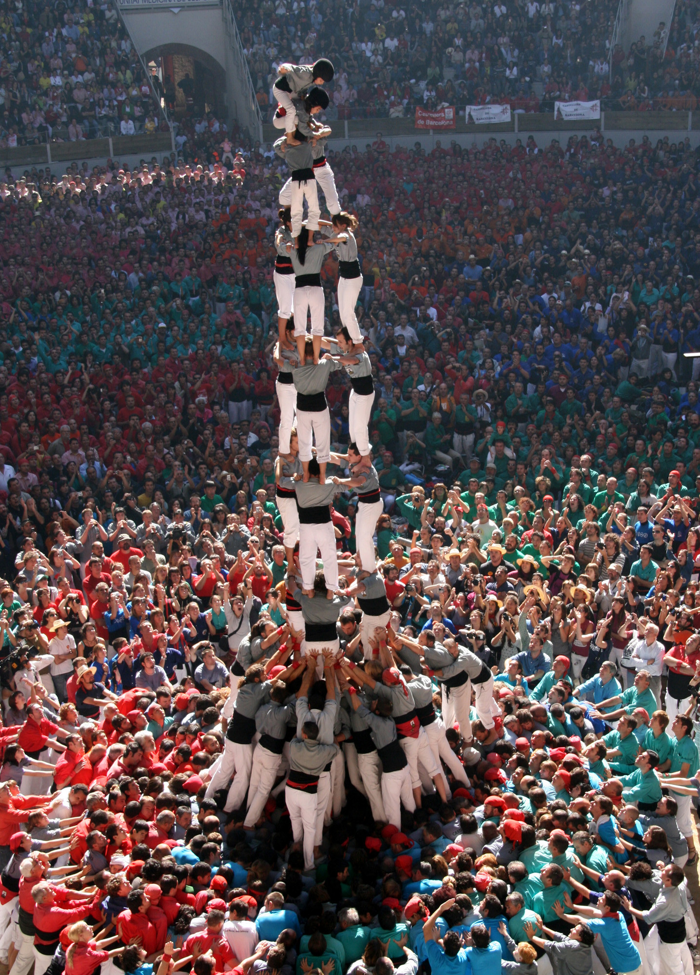 Касте́ли (Castells) в Валенсии – фотографии Испании