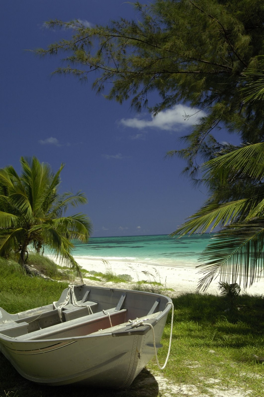 Лодка на берегу в Кэт Айленд, Багамские острова – фотографии Багамских островов