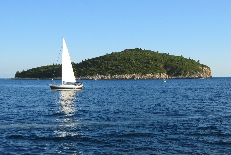 Яхта на острове Локрум, Хорватия. Фото 2 – фотографии Хорватии