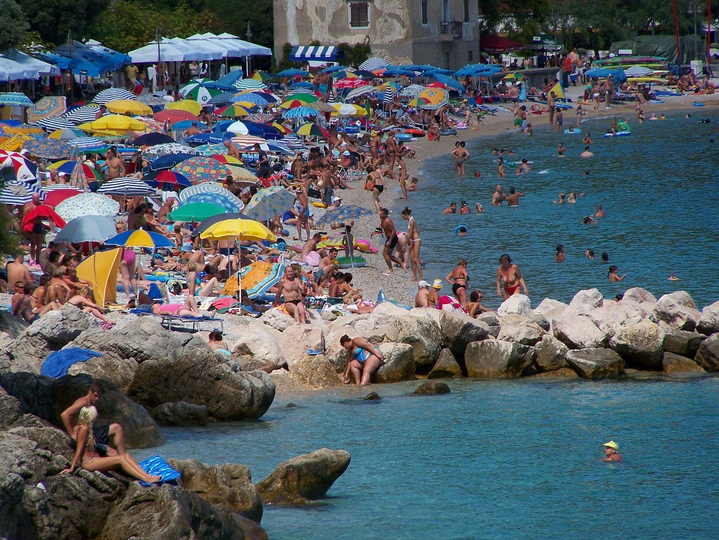 Люди на пляже в Мощеничка-Драга, Хорватия. Фото 4 – фотографии Хорватии