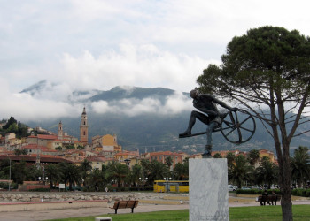 Скульптура в Ментоне, Франция – фотографии Франции