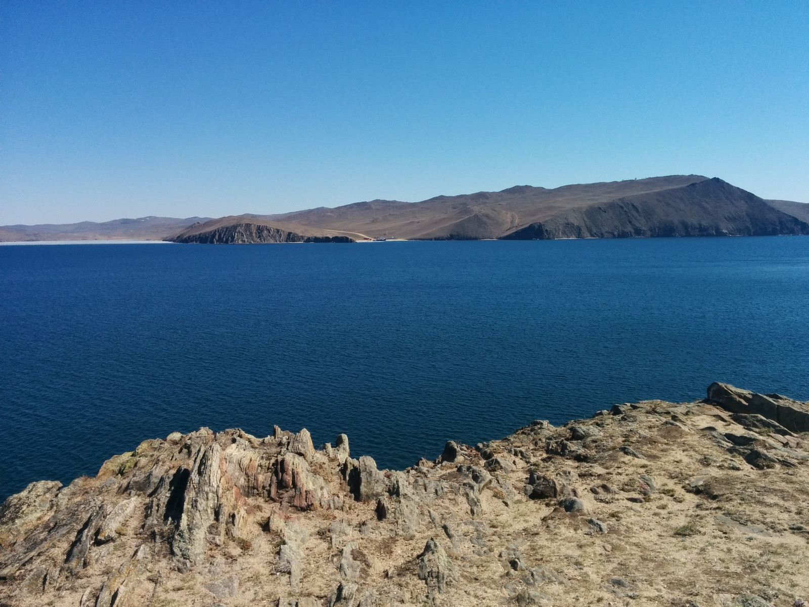 Вид со скалы на Ольхон. Фото 1 – фотографии России