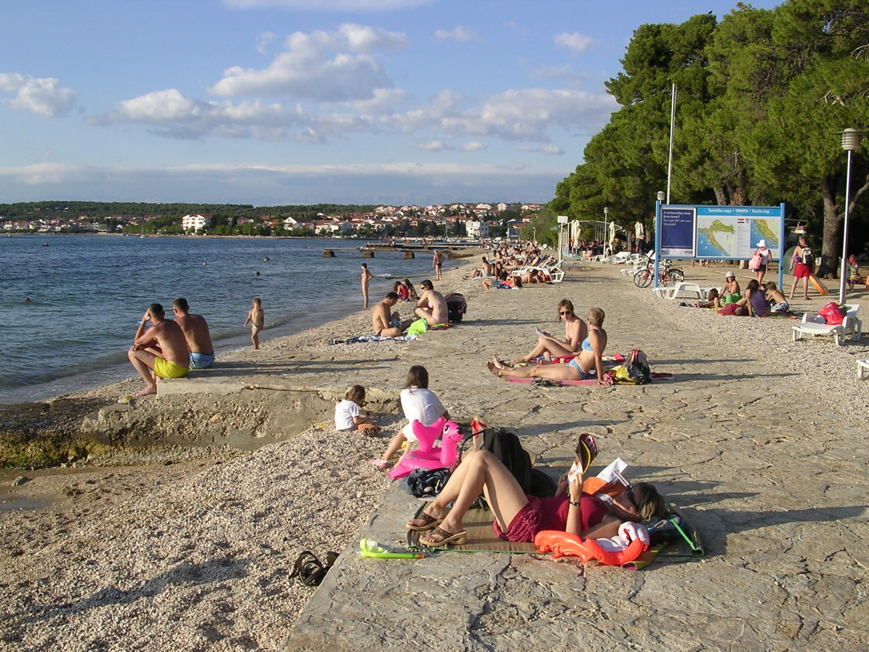 Люди на пляже в Задаре, Хорватия. Фото 3 – фотографии Хорватии