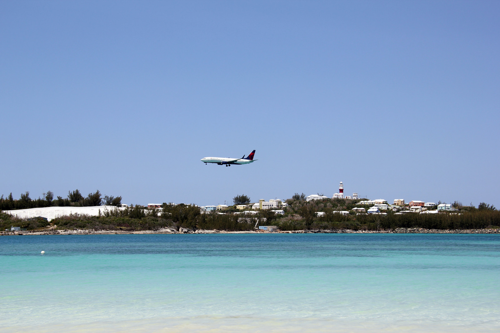Самолёт летит на посадку. Бермуды – фотографии Бермудских островов