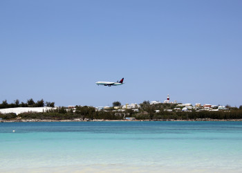 Самолёт летит на посадку. Бермуды – фотографии Бермудских островов
