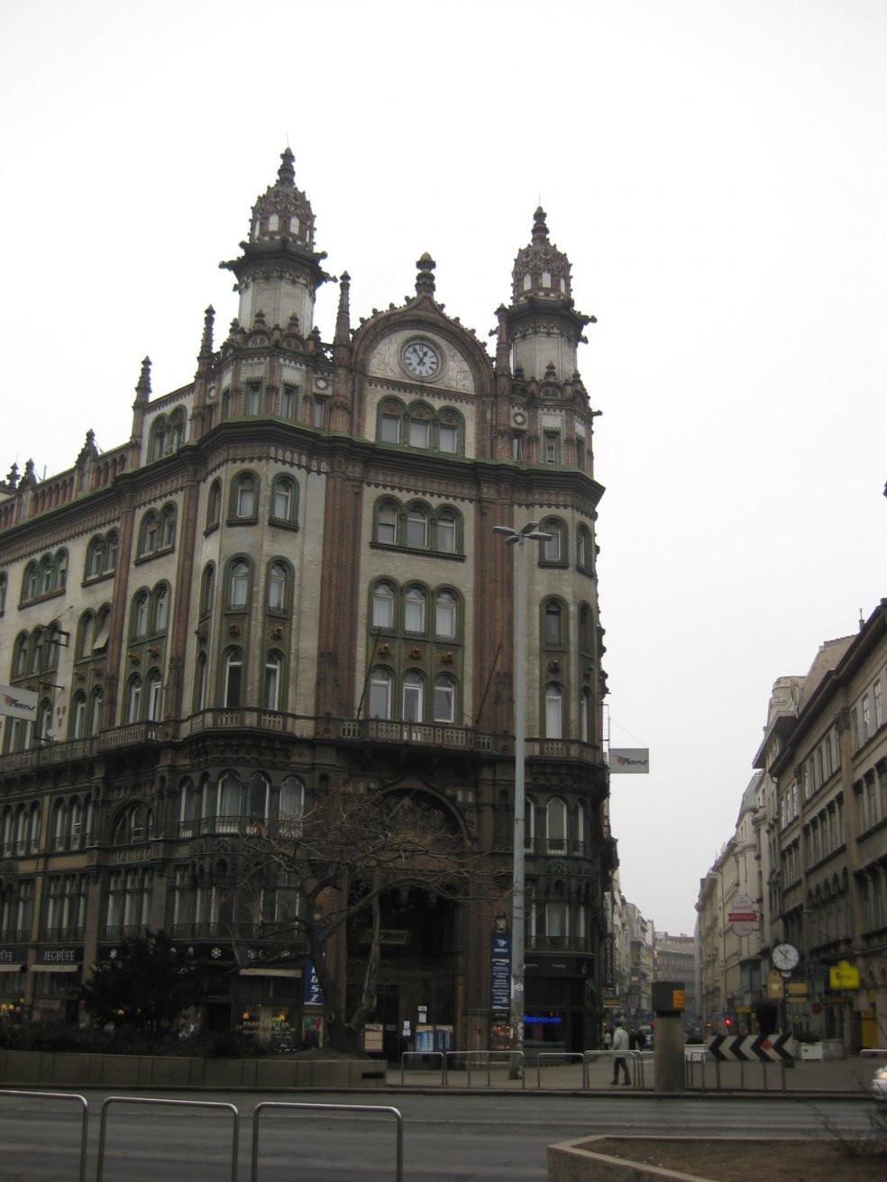 Архитектура здания в Будапеште, Венгрия – фотографии Венгрии