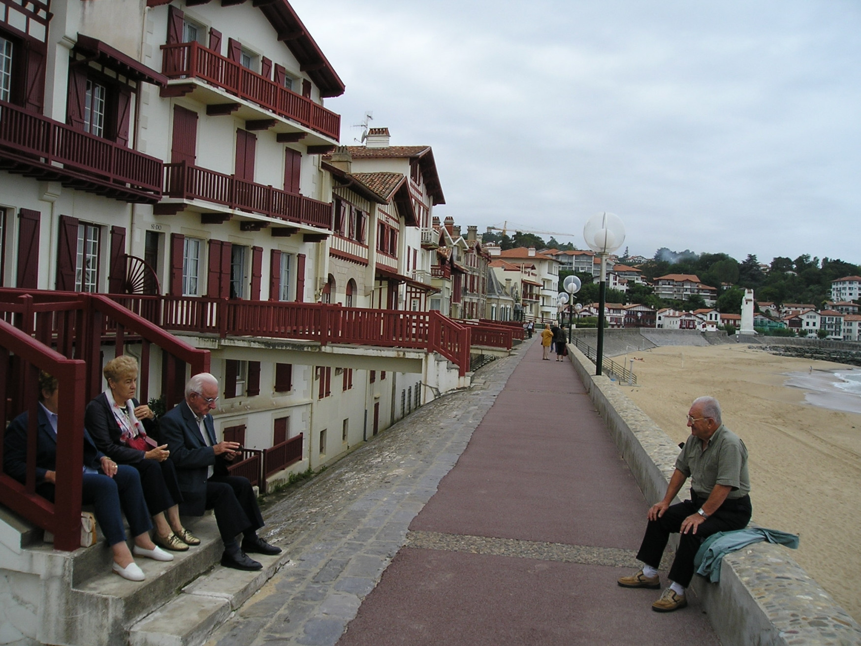 Люди в Сен-Жан-де-Люз, Франция – фотографии Франции