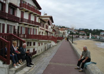 Люди в Сен-Жан-де-Люз, Франция – фотографии Франции