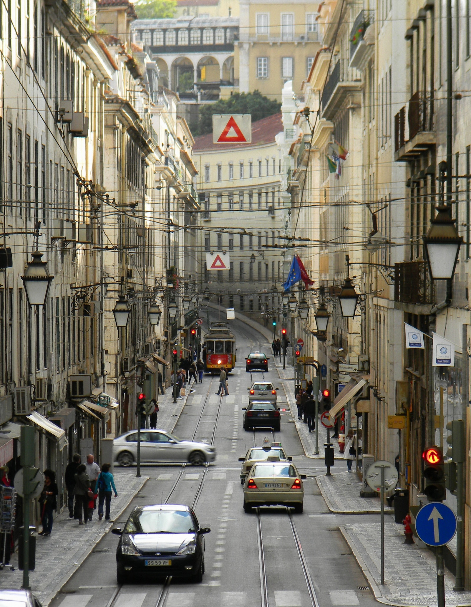 Улицы в Лиссабоне, Португалия – фотографии Португалии