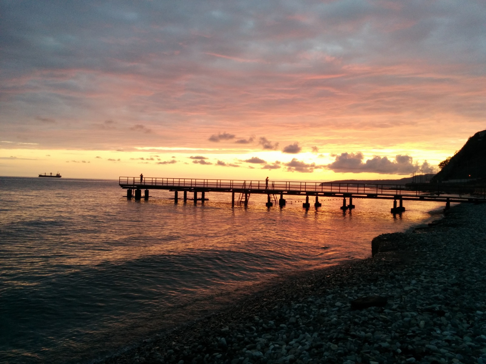 Вид заката с пляжа в Южном. Танкер в очереди в порт Туапсе – фотографии России