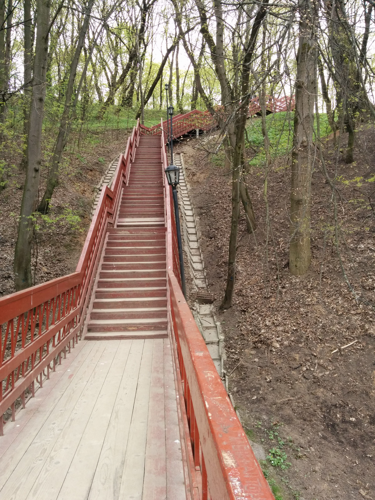Парк Коломенское, лестница у церкви вниз к набережной. Фото 1 – фотографии России