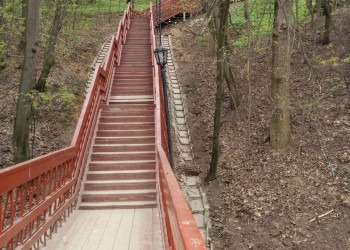 Парк Коломенское, лестница у церкви вниз к набережной. Фото 1 – фотографии России