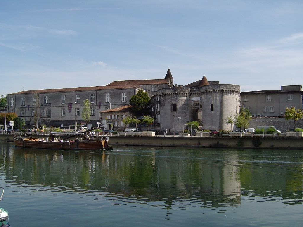 Набережная в Коньяке, Франция. Фото 1 – фотографии Франции