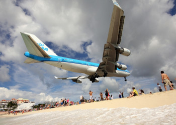 Самолёт идёт на посадку над пляже Махо – фотографии Синт-Мартена