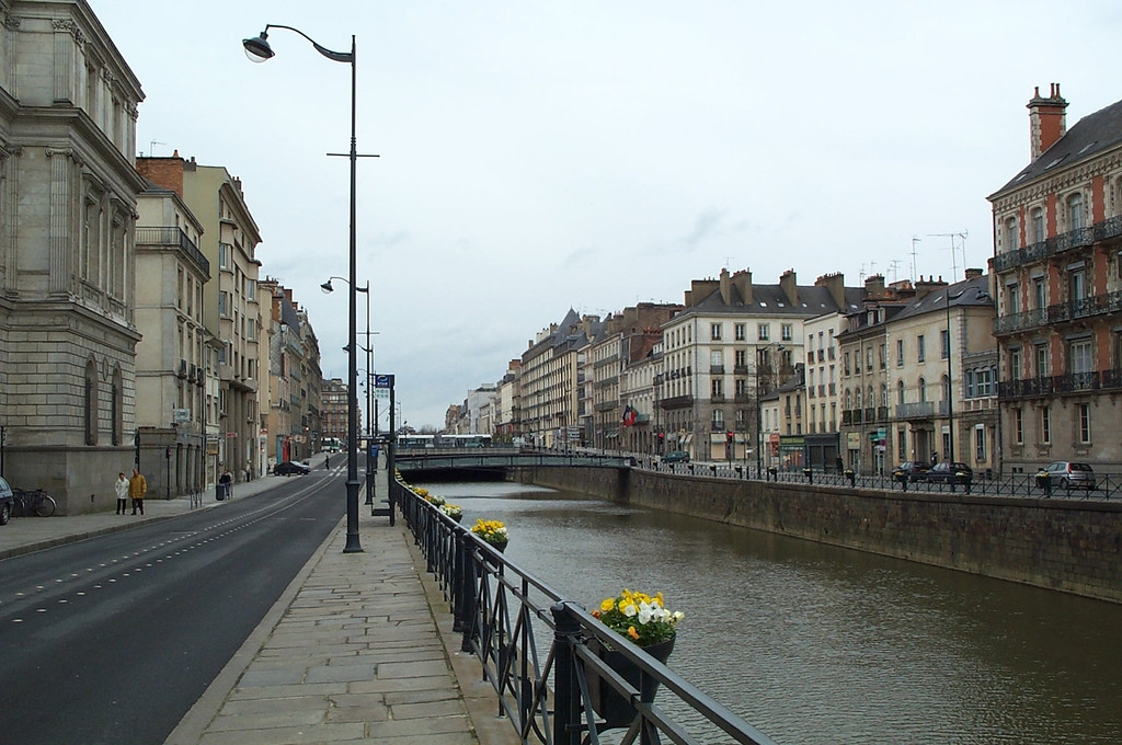 Набережная в Ренне, Франция – фотографии Франции