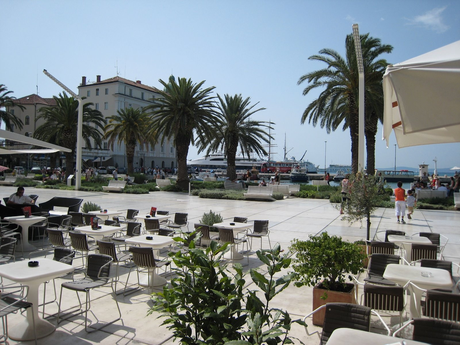 Кафе на набережной в Сплит, Хорватия – фотографии Хорватии