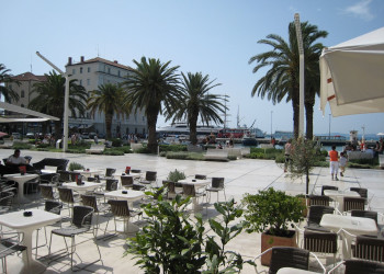 Кафе на набережной в Сплит, Хорватия – фотографии Хорватии