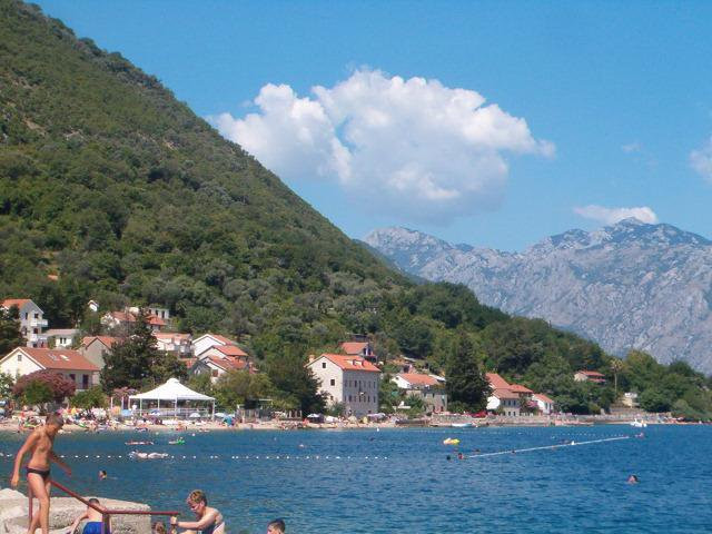 Пляж в Прчань, Черногория – фотографии Черногории