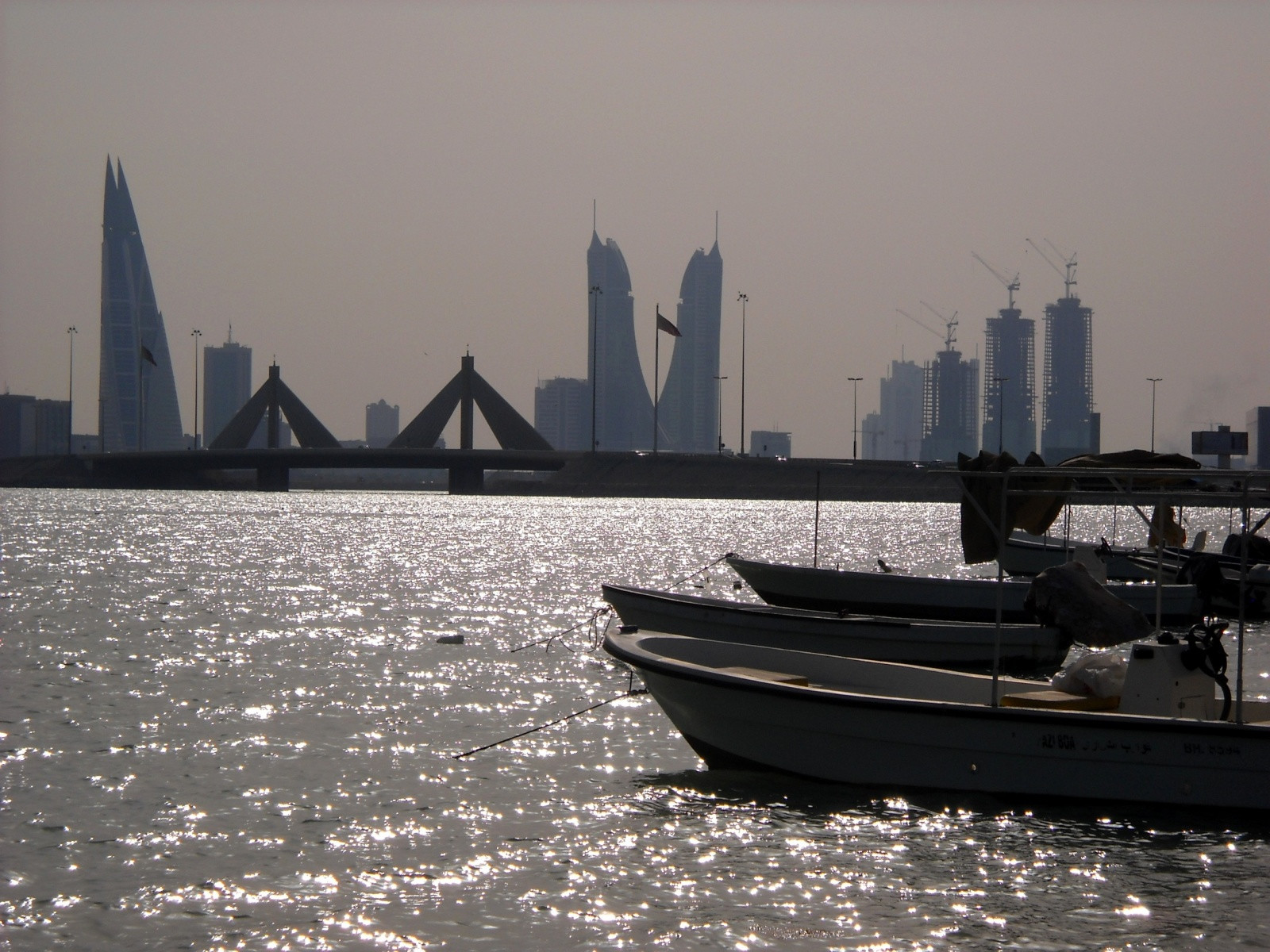 Вид на Манаму с берега Мухаррака – фотографии Бахрейна