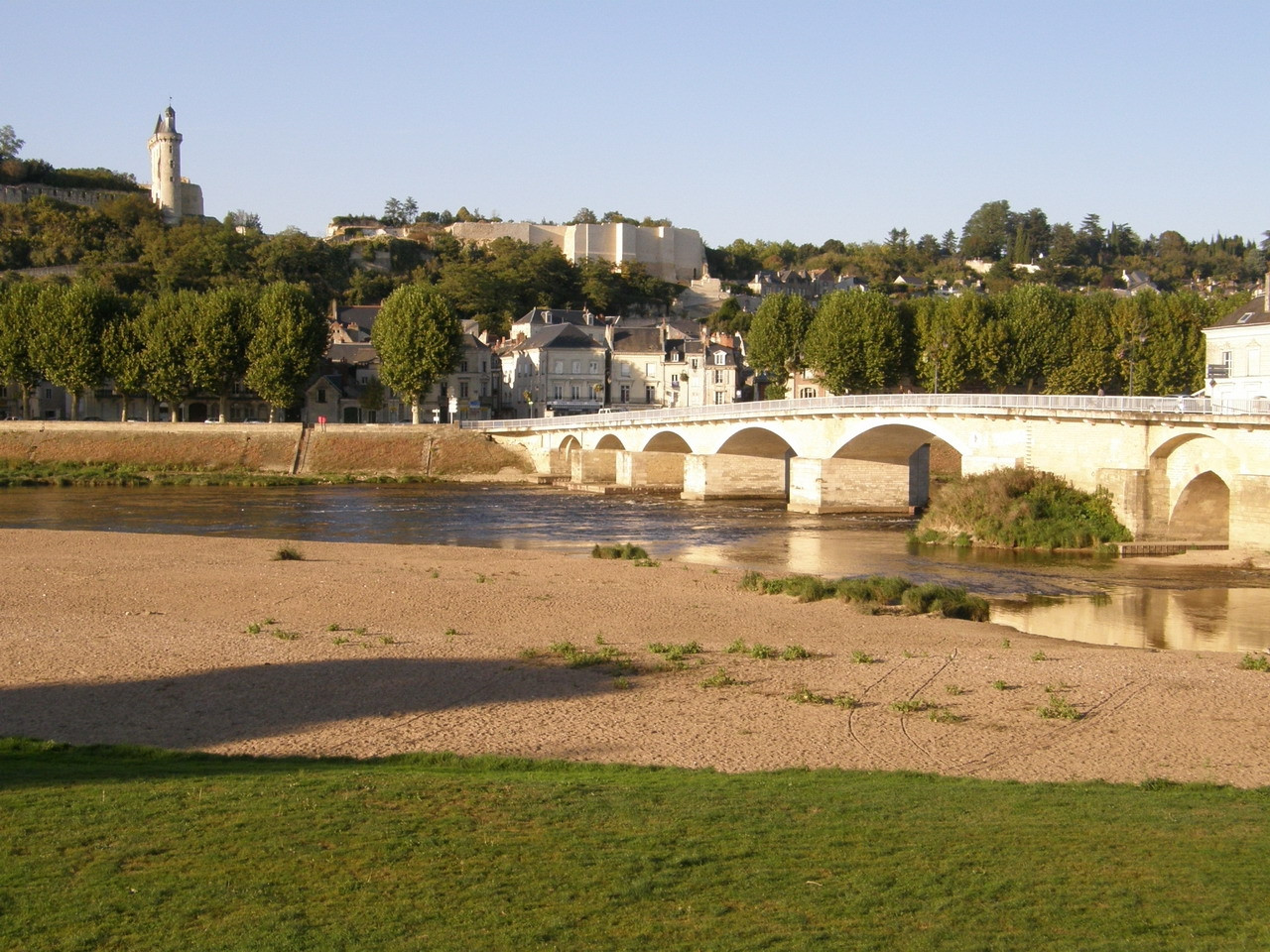 Река в Шиноне, Франция. Фото 1 – фотографии Франции