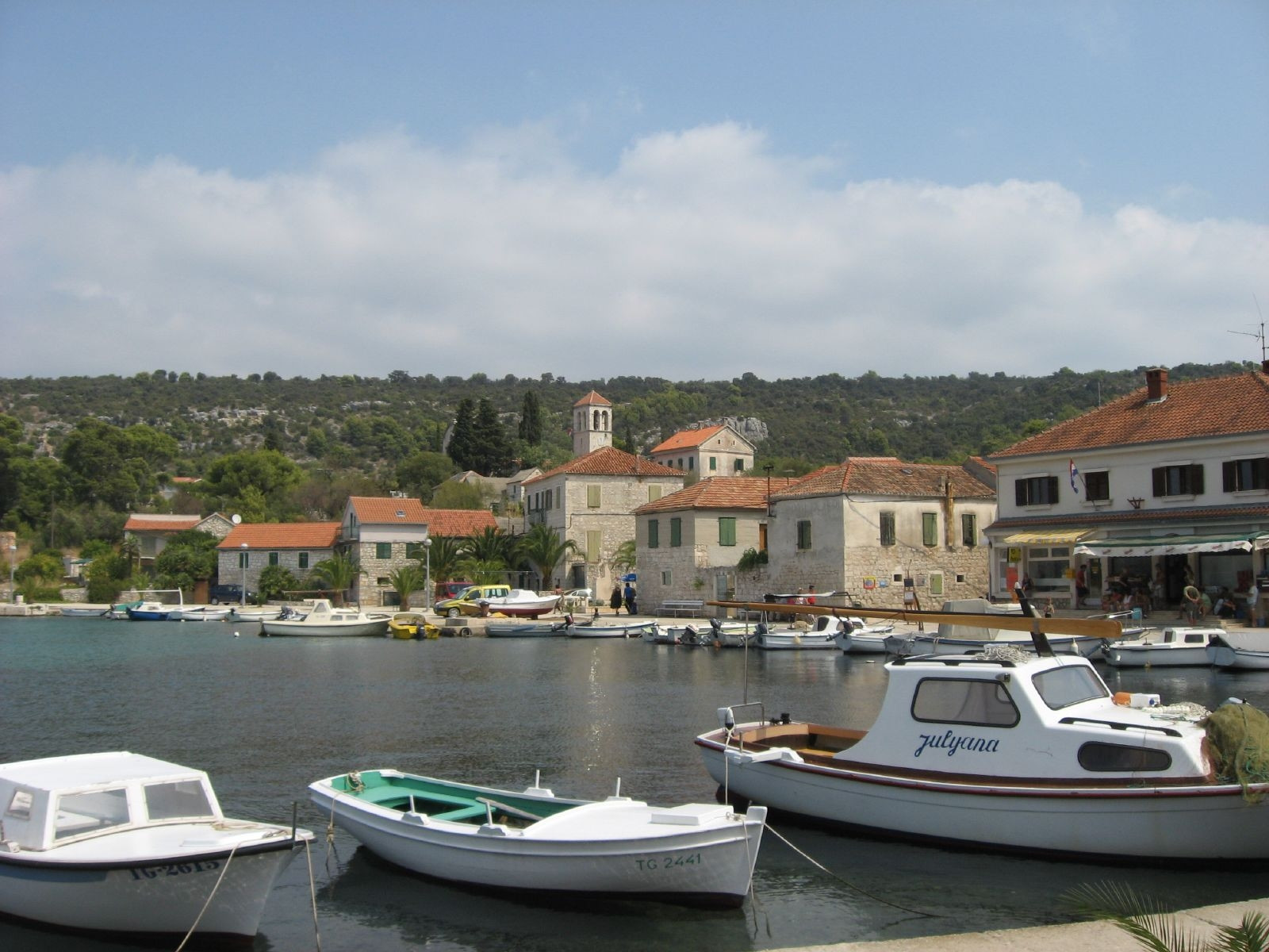 Лодки у причала в Дрвеник, Хорватия. Фото 1 – фотографии Хорватии