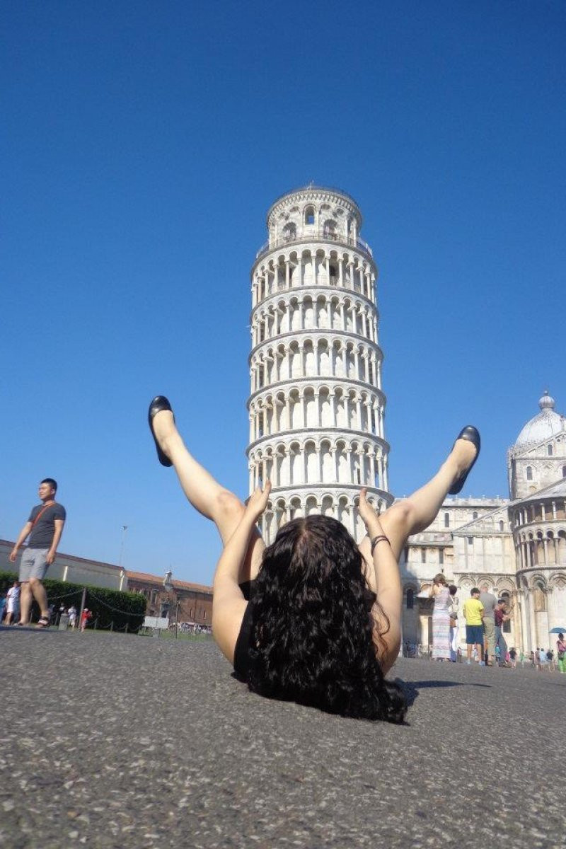 Туристка и Пизанская башня – фотографии Италии