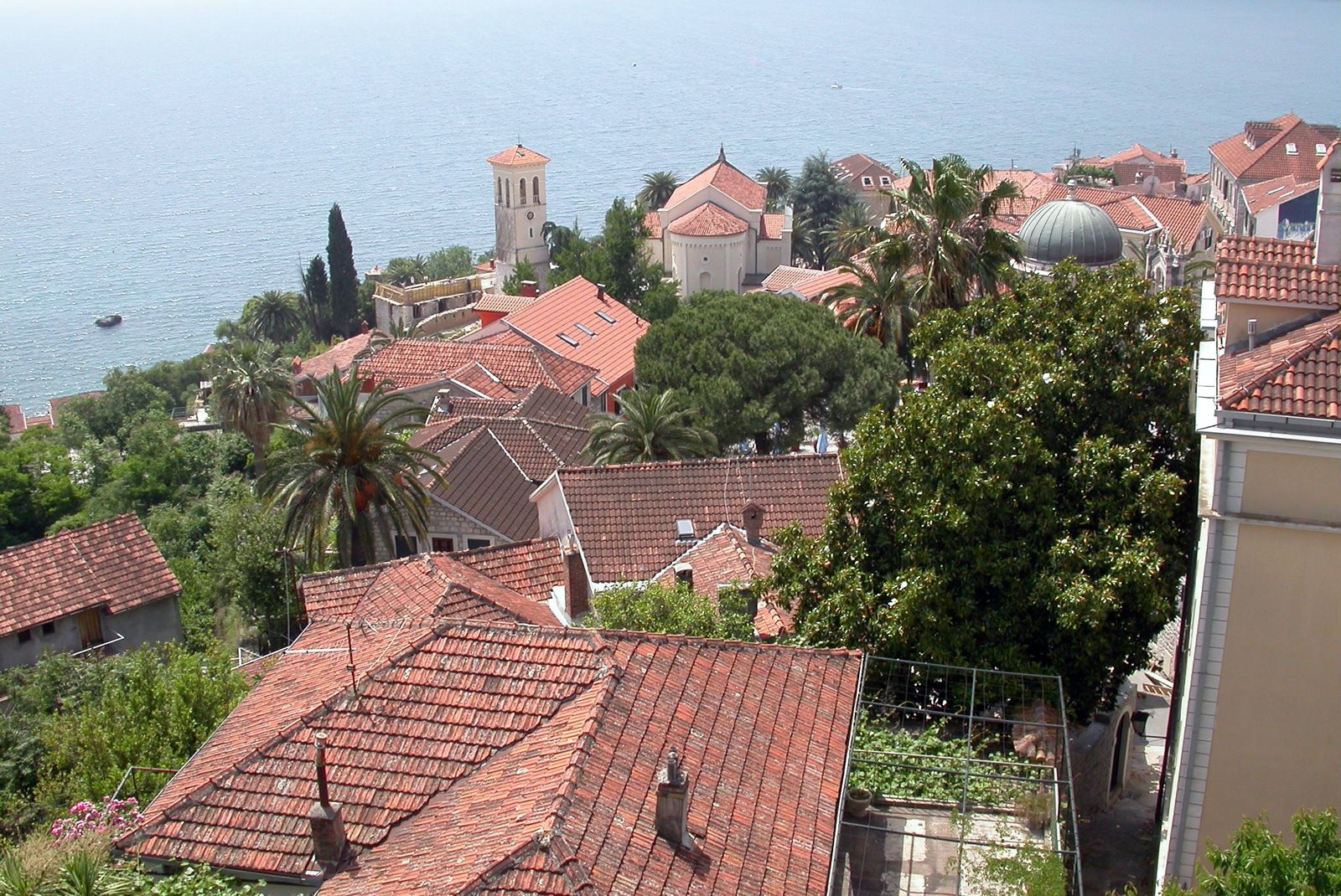 Крыши домов в Херцег-Нови, Черногория – фотографии Черногории