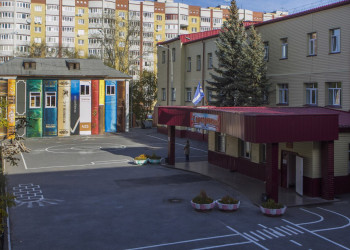 Здание в виде книг возле гимназии №5. Фото 1 – фотографии России