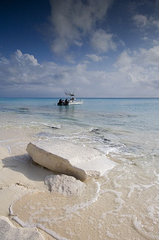 Катер на острове Крукед Айленд, Багамские острова – фотографии Багамских островов