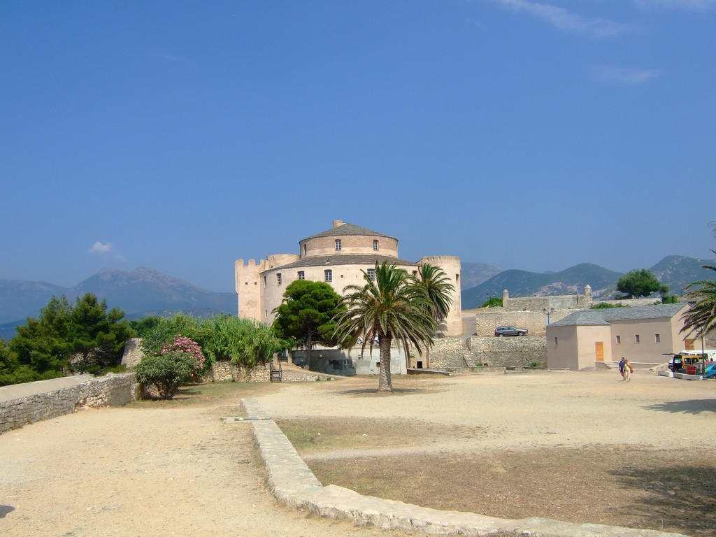 Достопримечательность в Сен-Флоране, Франция – фотографии Франции