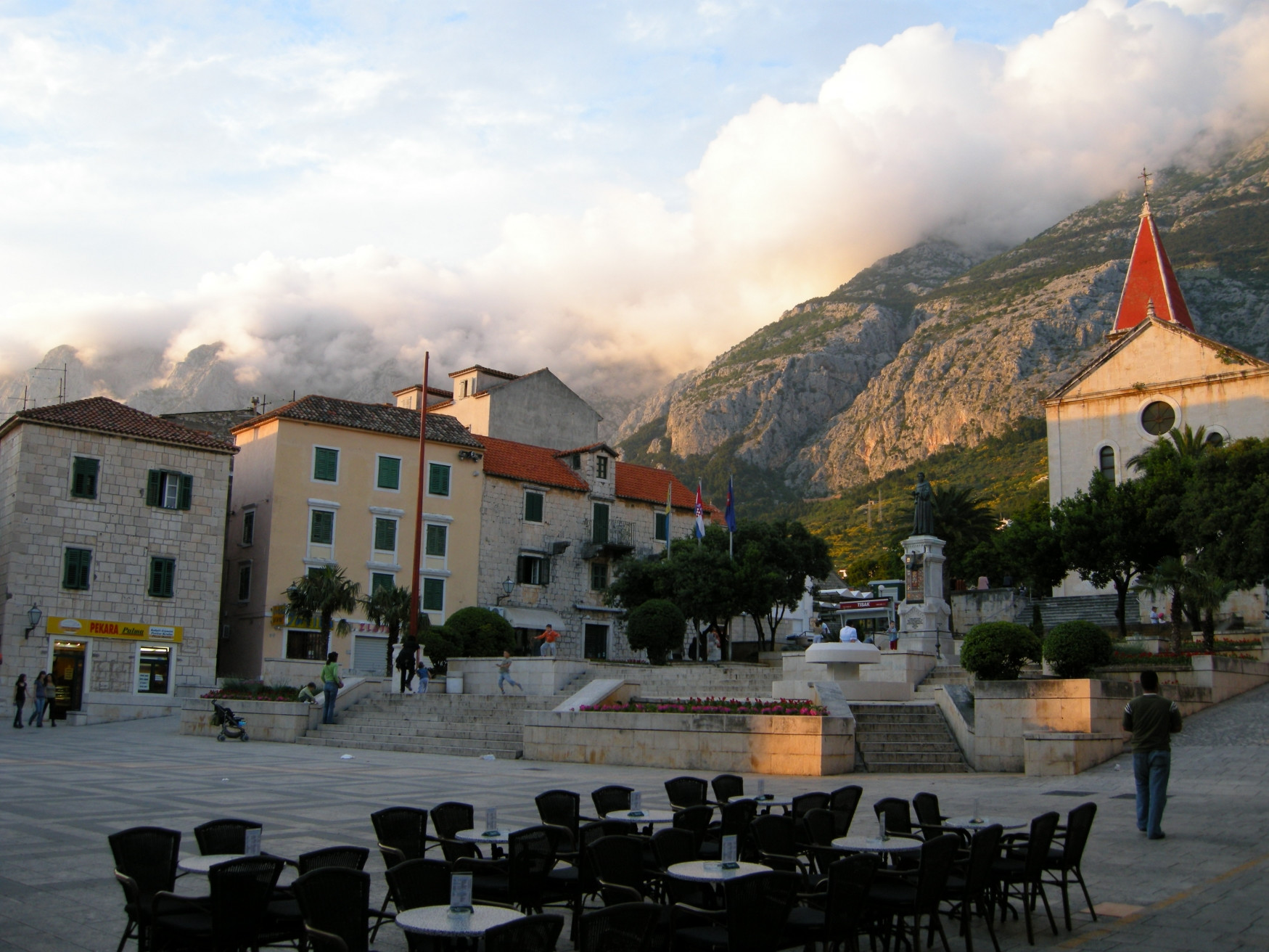 Кафе на площади Макарска, Хорватия. Фото 1 – фотографии Хорватии
