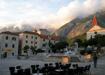 Кафе на площади Макарска, Хорватия. Фото 1 – фотографии Хорватии