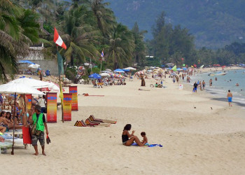 Люди на пляже в Ламай-Бич, Тайланд – фотографии Таиланда