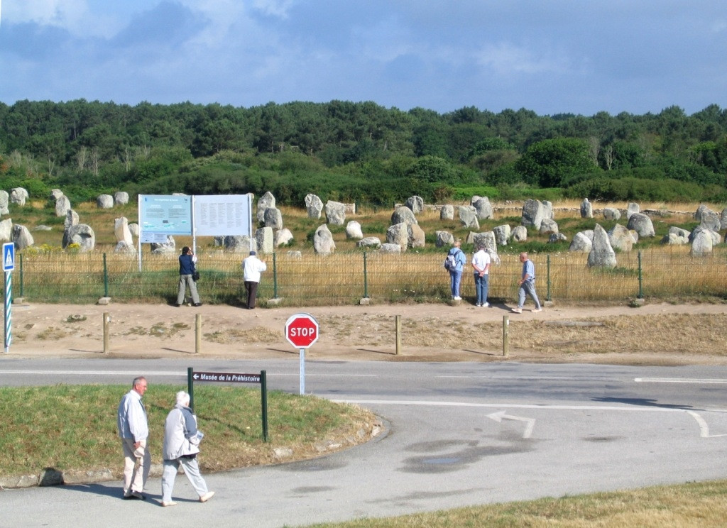 Туристы в Карнаке, Франция. Фото 1 – фотографии Франции