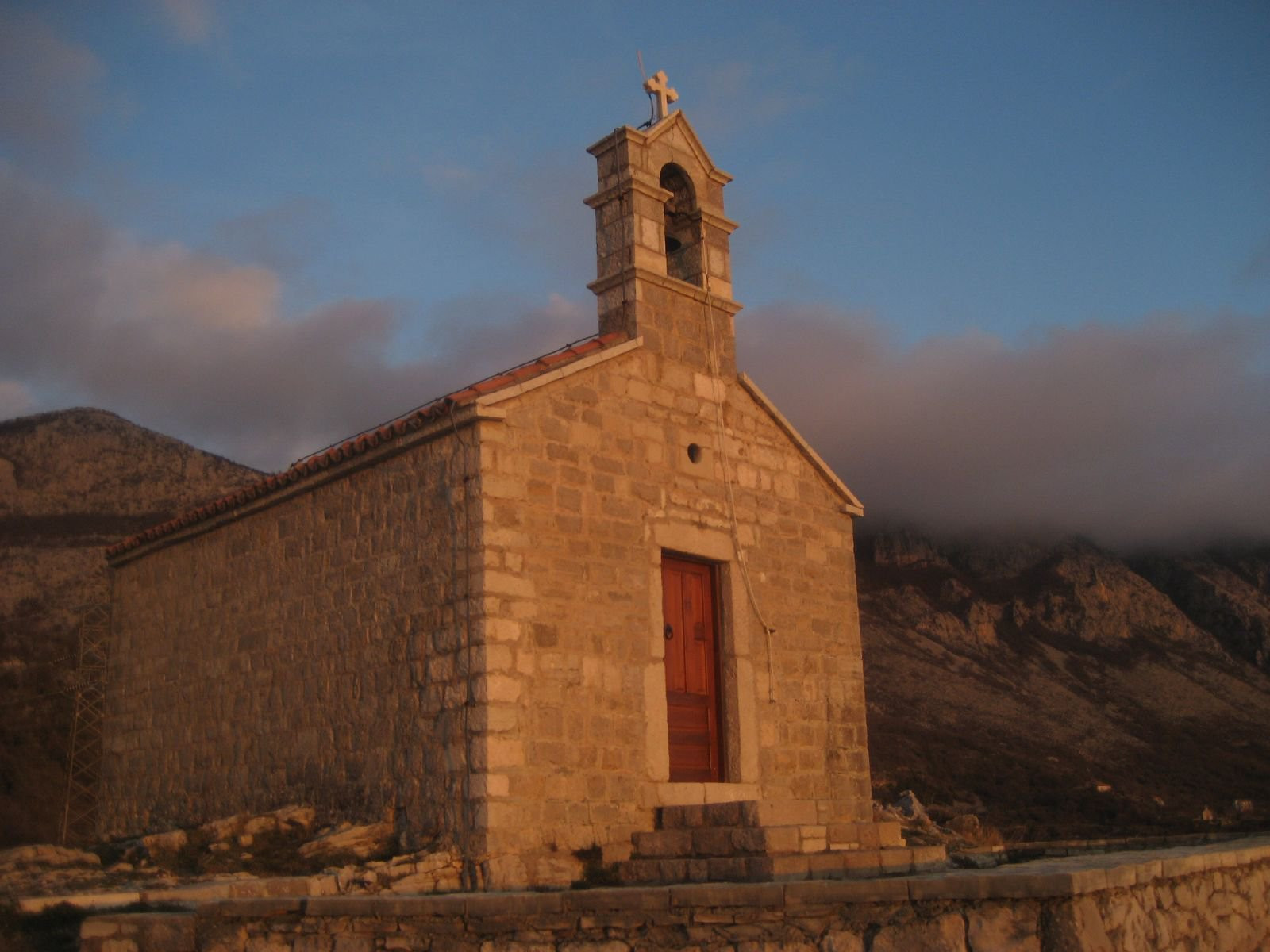 Церковь в Святой Стефан, Черногория. Фото 1 – фотографии Черногории