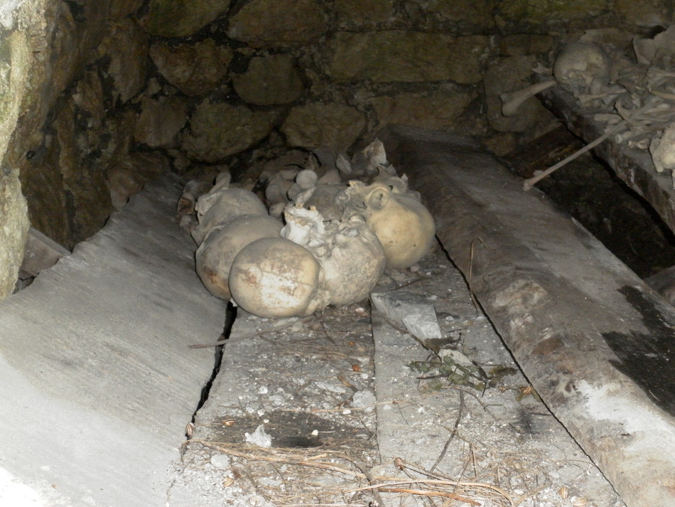 Черепа в некрополе Даргавс – фотографии России