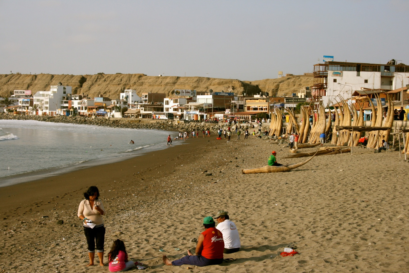 Тростниковые лодки Caballitos detotora на пляже в Уанчако – фотографии Перу