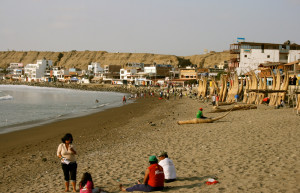 Тростниковые лодки Caballitos detotora на пляже в Уанчако – фотографии Перу