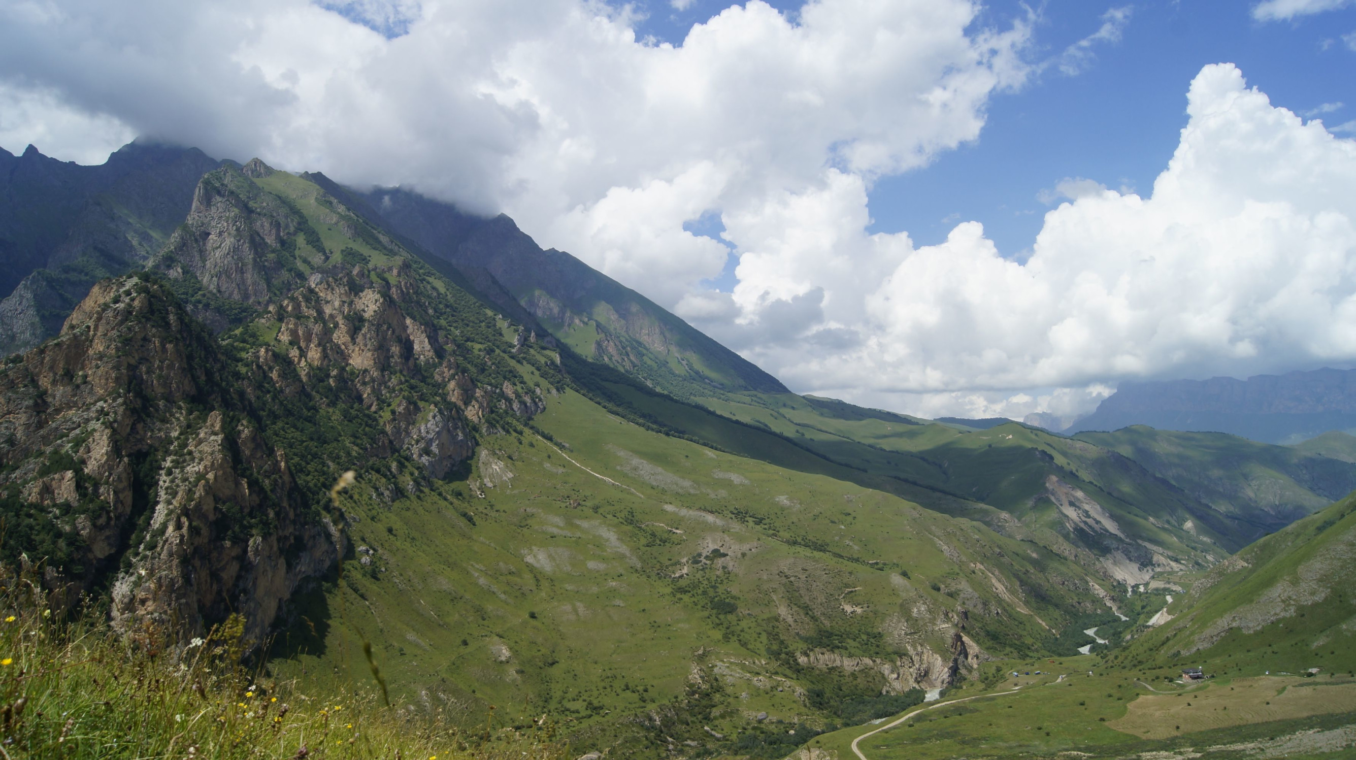 Вид с зубов Парадром Чегем – фотографии России