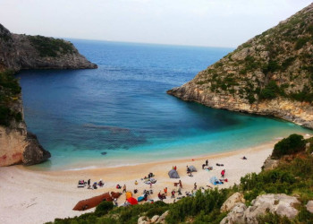 Пляж между скал. Влёра. Албания – фотографии Албании