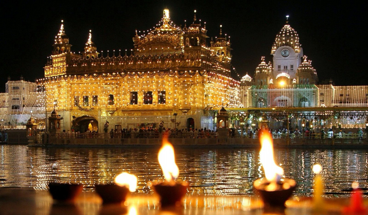 Охрана и паломники Золотого храма Хармандир-Сахиб достаточно спокойно воспринимают туристов – фотографии Индии