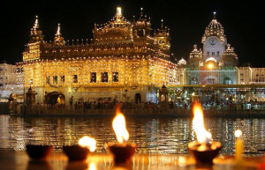 Охрана и паломники Золотого храма Хармандир-Сахиб достаточно спокойно воспринимают туристов – фотографии Индии