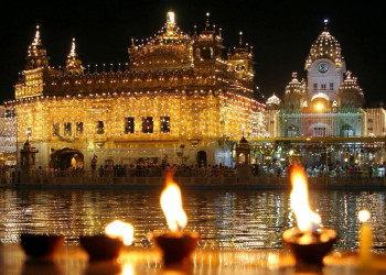 Охрана и паломники Золотого храма Хармандир-Сахиб достаточно спокойно воспринимают туристов – фотографии Индии