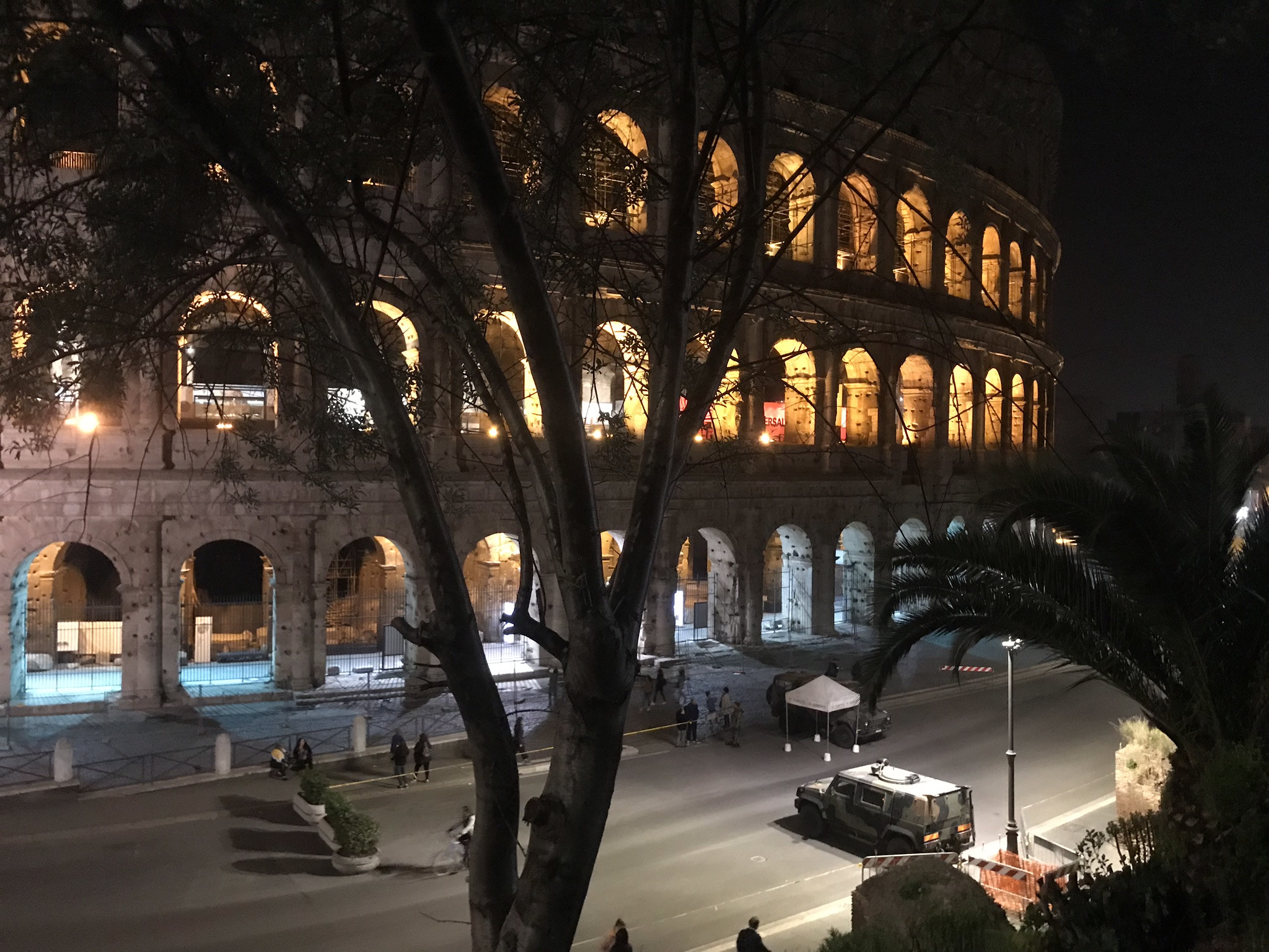 У туристов есть прекрасная возможность рассмотреть Колизей (Coliseum) как снаружи, так и внутри – фотографии Италии