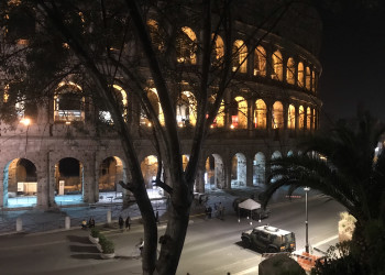 У туристов есть прекрасная возможность рассмотреть Колизей (Coliseum) как снаружи, так и внутри – фотографии Италии